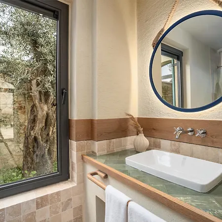 Thalia, A Joyful Serenity Unmasked קס