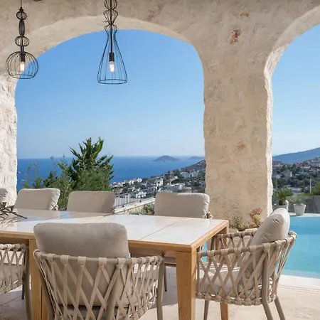 Thalia, A Joyful Serenity Unmasked קס