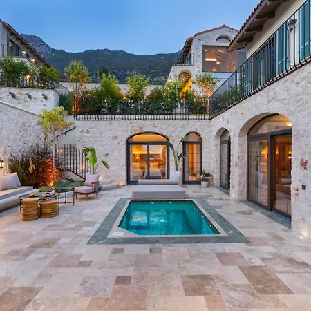 Thalia, A Joyful Serenity Unmasked * קס