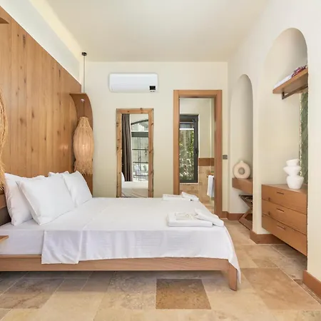 Thalia, A Joyful Serenity Unmasked