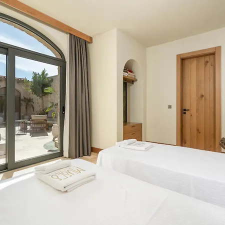 Thalia, A Joyful Serenity Unmasked וילה