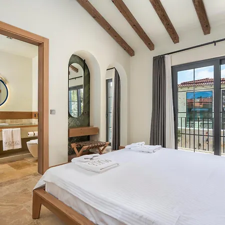 Thalia, A Joyful Serenity Unmasked וילה קס