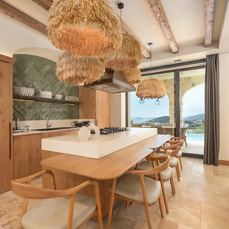 Thalia, A Joyful Serenity Unmasked *