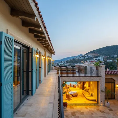 Thalia, A Joyful Serenity Unmasked * קס