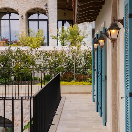 Thalia, A Joyful Serenity Unmasked