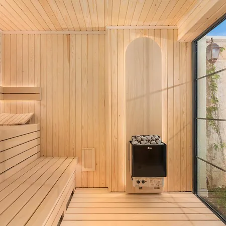 Thalia, A Joyful Serenity Unmasked וילה