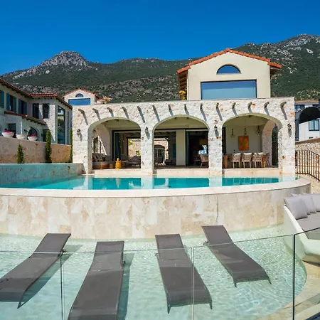 Thalia, A Joyful Serenity Unmasked קס