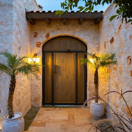 Thalia, A Joyful Serenity Unmasked