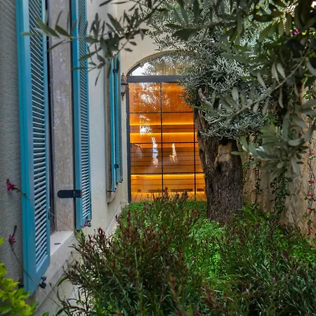 Thalia, A Joyful Serenity Unmasked וילה