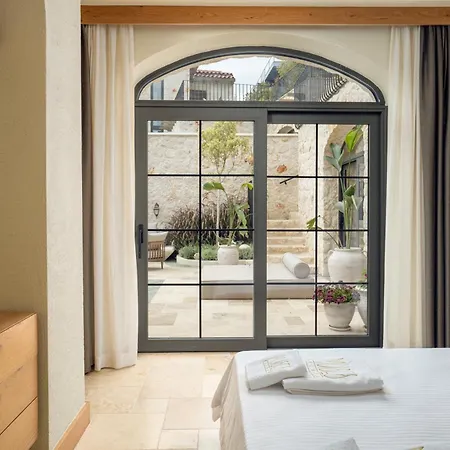 Thalia, A Joyful Serenity Unmasked וילה *