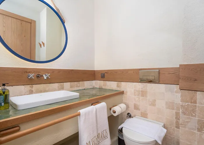 Thalia, A Joyful Serenity Unmasked