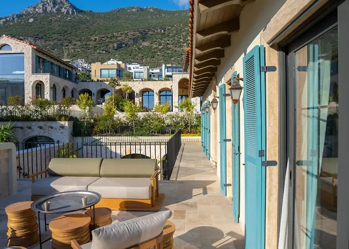 Thalia, A Joyful Serenity Unmasked *