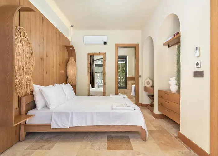 Thalia, A Joyful Serenity Unmasked