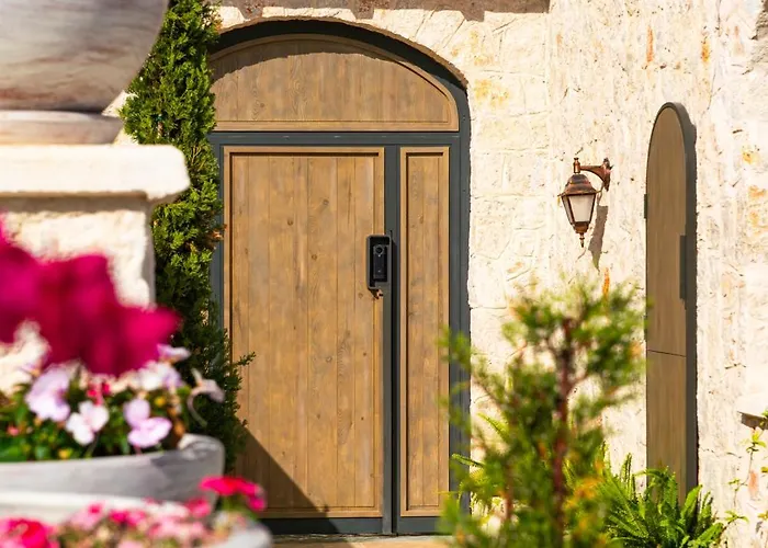 Thalia, A Joyful Serenity Unmasked