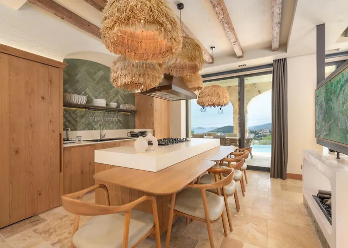 Thalia, A Joyful Serenity Unmasked *