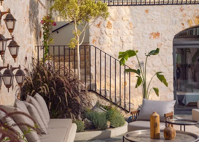 Thalia, A Joyful Serenity Unmasked