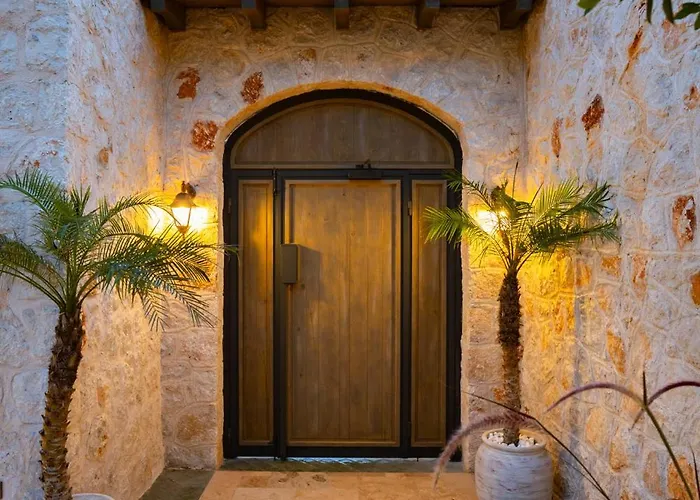 Thalia, A Joyful Serenity Unmasked